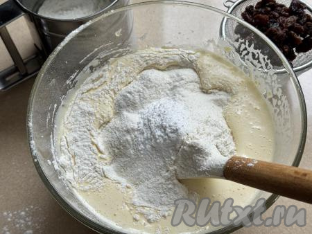 Добавить в миску соль, разрыхлитель и грамм 100 просеянной муки, аккуратно, стараясь не сбить воздушность яиц, перемешать тесто для кексов лопаткой до однородности.&nbsp;