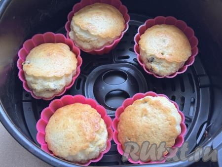 Выпекать кексы при температуре 150 градусов в течение 15-20 минут. По прошествии времени проверить готовность выпечки, для этого нужно проколоть кекс сверху сухой зубочисткой, если зубочистка после прокола останется сухой, без следов теста, значит выпечка готова.