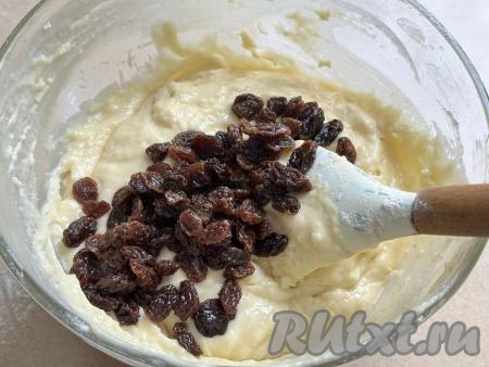 В получившееся тесто добавить обсушенный изюм.