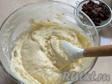 Постепенно подсыпая оставшуюся просеянную муку и полностью вмешивая её лопаткой, замесить тесто, которое по консистенции будет напоминать достаточно густую сметану, как на фото. Возможно, муки вам понадобится чуть больше или чуть меньше, чем указано в ингредиентах, поэтому в процессе замеса следите за консистенцией получаемого теста. Как только тесто станет, как достаточно густая сметана, значит больше муку добавлять не нужно.