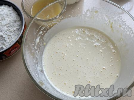 Взбить яйца с сахаром с помощью миксера в течение 5 минут. В результате взбивания яичная масса побелеет и увеличится в объёме. Пока взбиваются яйца, растопить сливочное масло (я растопила в микроволновке), дать ему немного остыть.