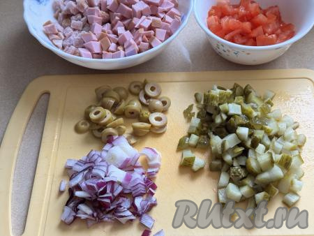 Вымыть помидор. Очистить лук (у меня - красный лук). Огурцы, лук и помидор нарезать на мелкие кубики. Оливки нарезать на колечки.