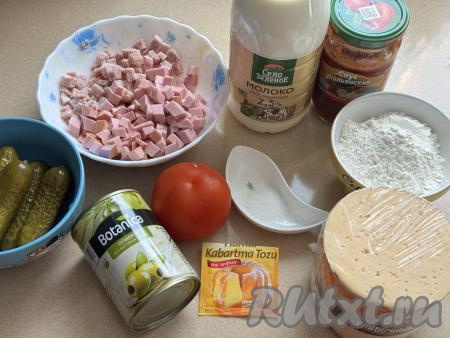 Подготовить продукты для приготовления пиццы на жидком тесте на молоке без дрожжей. Молоко подойдёт любой жирности (я купила жирностью 2,5%). Колбасу можно взять любую (я использовала несколько видов колбас). Нарезать колбасу на мелкие кубики.