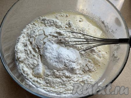 Затем всыпать муку, добавить разрыхлитель.