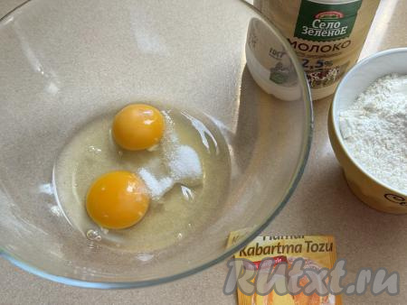 После того как начинка подготовлена, замесим тесто для пиццы. Для этого в миску нужно вбить сырые яйца, добавить соль и слегка взбить венчиком.