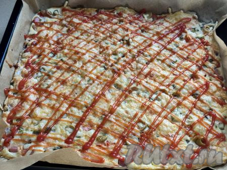 Горячую пиццу достать из духовки и нанести сверху сеточку из томатного соуса (или кетчупа).