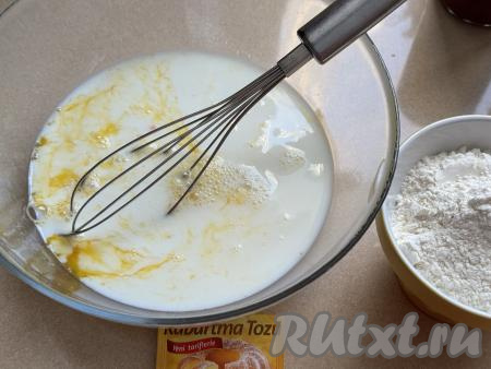 В миску с яичной смесью влить молоко, перемешать венчиком до однородности.