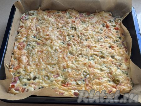 Пиццу на жидком тесте выпекать в разогретой до 180 градусов духовке минут 35.