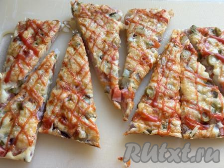 Нарезать на кусочки и подать к столу в горячем виде.