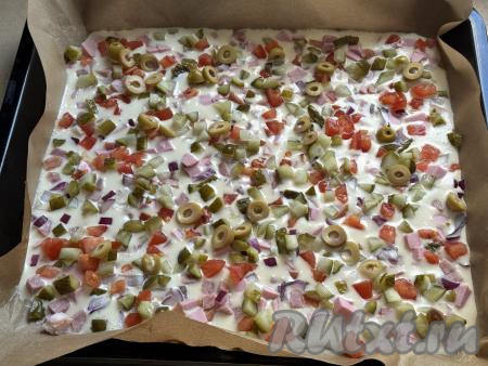 Следом разложить огурчики и оливки.