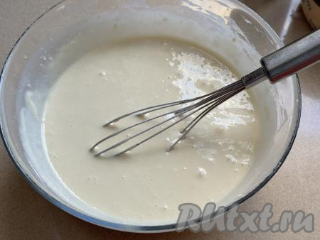 Перемешать тесто венчиком до однородности. Тесто получится жидким и будет напоминать густой кефир.