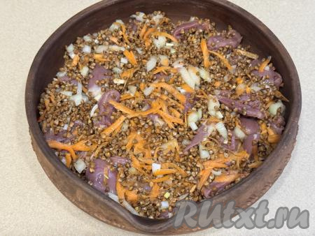 Переложить гречку с куриными сердечками в жаропрочную форму (я использовала форму диаметром 24 сантиметра).&nbsp;