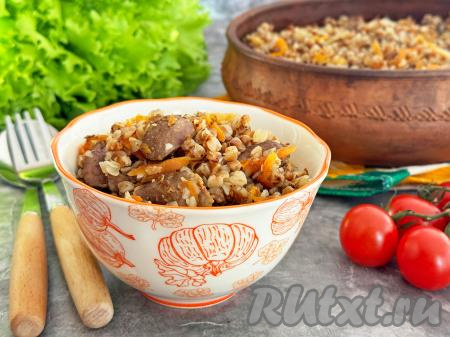 Раскладываем куриные сердечки с гречкой, приготовленные в духовке, по тарелкам и подаём насыщенное, вкусное, аппетитное блюдо к столу.