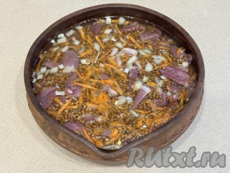 Влить в форму 400 миллилитров воды комнатной температуры.&nbsp;