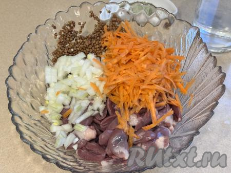 В эту же миску выложить мелко нарезанный лук и натёртую на крупной тёрке морковку.&nbsp;