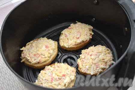 Помещаем бутерброды в чашу аэрогриля. Все сразу у меня бутерброды не поместились в чашу аэрогриля, поэтому я запекала их в 2 захода по 4 штуки.