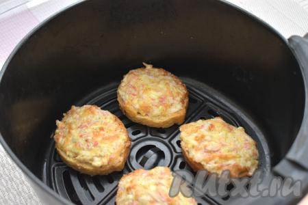 Отправляем чашу с бутербродами с крабовыми палочками в аэрогриль. Включаем аэрогриль на 170 градусов, время выставляем 8-10 минут. Я готовила бутерброды 10 минут в аэрогриле мощностью 1400 Ватт.&nbsp;