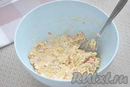 Тщательно перемешиваем крабово-сырную массу.