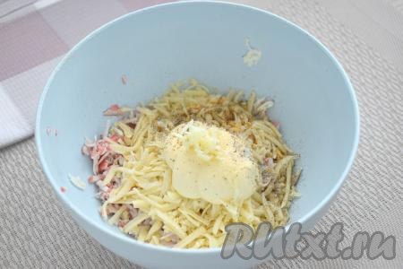 Добавляем в миску майонез, пропущенный через пресс чеснок, солим и перчим.