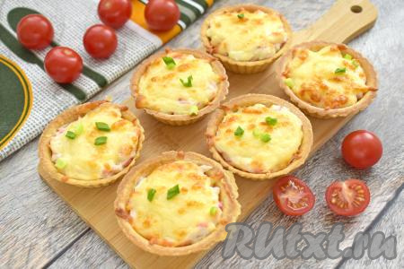 Приятно похрустывающие тарталетки с нежной начинкой из крабовых палочек и сыра, по желанию, украшаем мелко нарезанной зеленью. Аппетитную, вкусную закуску в горячем виде подаём к столу.
