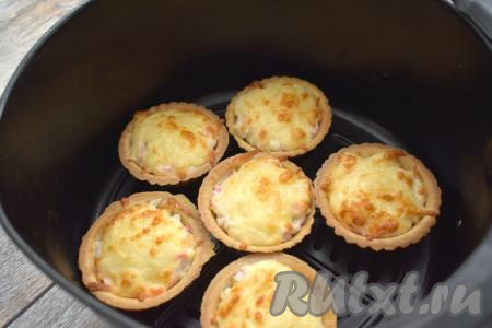 Включаем аэрогриль на 170 градусов, время устанавливаем - 6 минут. Этого времени будет достаточно, чтобы сыр расплавился, образую красивую «шапочку». Я готовила в аэрогриле мощностью 1400 Ватт.