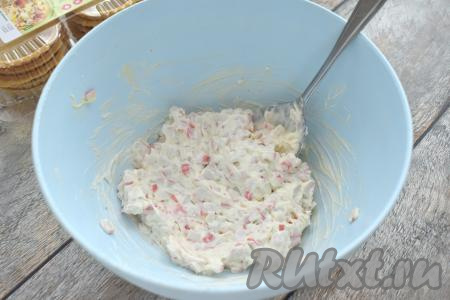 Перемешиваем крабовые палочки с майонезом и творожным сыром до получения однородной массы, после этого начинка для тарталеток будет готова.