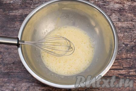 Пока фасоль тушилась под крышкой, нужно вбить в миску яйца, всыпать щепотку соли, взбить венчиком до однородности.