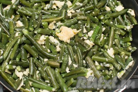 Затем добавить очищенный зубчик чеснока, пропущенный через пресс, и ещё раз перемешать фасоль с яйцами.