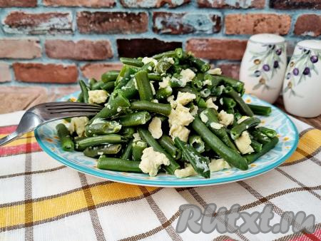 Замороженная стручковая фасоль с яйцом на сковороде