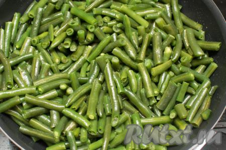 После того как стручковая фасоль протушилась под крышкой 7 минут, она у меня была полностью готова. Поверить готовность и достаточность соли, можно просто попробовав один стручок на вкус. Если стручки мягкие, сочные, нежные, значит они полностью готовы. Если же стручки твердоваты, тогда протушите их под крышкой ещё 2-3 минуты.