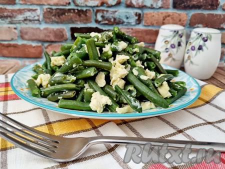 Аппетитную, нежную&nbsp;стручковую фасоль, приготовленную с яйцом на сковороде, разложить по тарелкам и в горячем виде подать к столу. Это вкусное, сытное блюдо можно подать и в качестве основного, и в качестве гарнира к птице, мясу.&nbsp; Всем советую приготовить замороженную стручковую фасоль по этому рецепту!