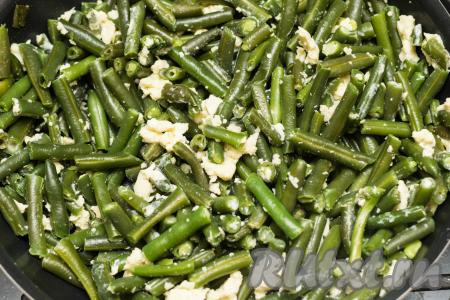 Накрыть сковороду крышкой и потомить ещё 1-2 минуты на огне ниже среднего. Яйца должны все схватиться.