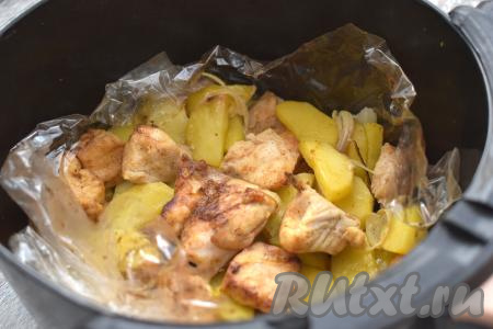 Готовим картошку с мясом курицы при температуре 200 градусов 40 минут. Через 40 минут аккуратно разрезаем рукав (или пакет) для запекания по центру. Края рукава (или пакета) разводим в стороны, курицу с картофелем перемешиваем. Снова отправляем чашу в аэрогриль, запекаем ещё 15-20 минут при этой же температуре. Готовность блюда проверяем по картошке, если она прокалывается легко, значит блюдо готово. Я готовила в аэрогриле мощностью 1400 Ватт, по прошествии 60 минут с момента начала запекания блюдо было готово. Но продолжительность запекания во многом зависит от мощности вашего аэрогриля, поэтому, если необходимо, можете немного уменьшить или увеличить время приготовления.