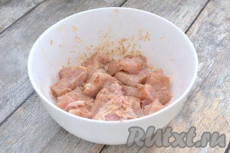 Хорошо перемешиваем мясо курицы и отставляем в сторону на время, пока будем заниматься картошкой.