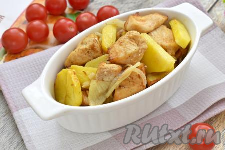 Нежные кусочки курицы вместе с мягкими, ароматными ломтиками картошки раскладываем из рукава (или для пакета) для запекания по тарелкам и подаём вкусное, сытное блюдо, приготовленное в аэрогриле, к столу.