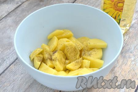 300 грамм очищенной картошки нарезаем на достаточно тонкие ломтики, как на фото, складываем в отдельную миску, солим, приправляем специями (в качестве специй я добавила чёрный молотый перец) и вливаем растительное масло. Перемешиваем ломтики картофеля, покрывая их маслом и специями со всех сторон.&nbsp;