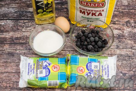 Подготовить продукты для приготовления сырников с замороженными ягодами. Замороженные ягоды можно взять любые, например, смородину, клубнику, чернику, малину. Можно взять и вишню или черешню, замороженные без косточек, тогда их тоже не придётся размораживать, чтобы вынуть косточку. Если ягоды крупные (например, клубника, вишня, черешня), тогда их нужно нарезать на более мелкие кусочки. Ягоды, на которых нет большого количества льда, размораживать перед приготовлением сырников не нужно. Творог желательно брать жирностью не менее 5%.