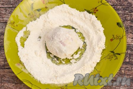 Зрительно разделить творожное тесто с ягодами на 7 равных частей. На отдельную тарелку насыпать 2 столовых ложки муки. Периодически смачивая руки водой, из каждой части теста формировать круглый сырник, сразу выкладывать его на тарелку с мукой и обваливать со всех сторон в муке. Формируя сырники, старайтесь, чтобы ягоды были внутри сырника, а не на его поверхности.