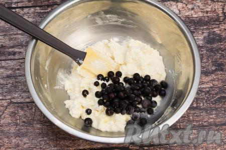 Затем в миску с творожной массой добавить&nbsp;замороженные ягоды.
