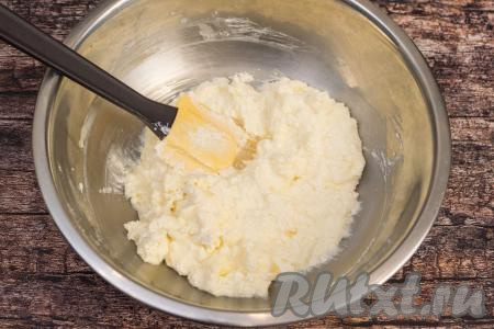 Растереть творог, сахар и яйцо до получения однородной творожной массы.