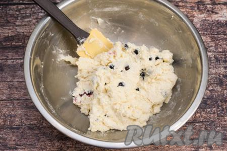 Добавляя понемногу муку, важно учитывать, что итоговая консистенция теста для сырников должна напоминать вязкую массу, которая хорошо держит форму, если сжать в руке. Мне всего потребовалось добавить 70 грамм муки, но количество муки, которое нужно будет добавить для получения теста нужной консистенции, зависит от влажности творога и размера яйца. Слишком много муки не добавляйте, иначе сырники будут "резиновыми", а если муки добавите недостаточно, тогда они плохо будут держать форму.