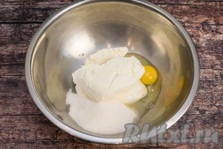 В миску вбить сырое яйцо, добавить творог и сахар. Количество сахара, которое вы добавите, будет зависеть от сладости ягод. В качестве ягод я взяла достаточно кислую чёрную смородину, поэтому добавила 4 столовых ложки сахара, сырники получились в меру сладкими. Если вы будете использовать некислые ягоды, тогда можно добавить 2-3 столовых ложки сахара.