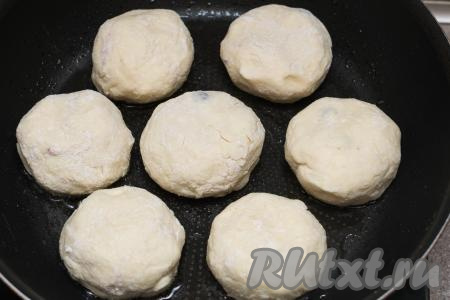 Сковороду хорошо разогреть с добавлением растительного масла. Выложить на горячую сковородку сырники. Жарить сырники с замороженными ягодами&nbsp;на среднем огне до румяности снизу (ориентировочно&nbsp;3 минуты).&nbsp;