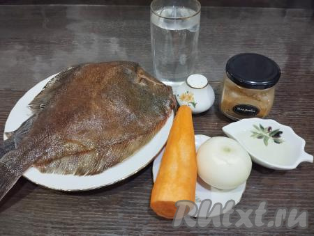 Подготовим продукты для приготовления камбалы, тушёной с луком и морковью на сковороде. Камбалу размораживаем. Лук и морковь очищаем, моем.&nbsp;