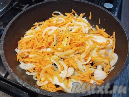 На сковороду наливаем растительное масло, разогреваем, выкладываем морковку с луком. Обжариваем овощи на среднем огне до мягкости овощей (ориентировочно в течение 7-8 минут), иногда помешивая.&nbsp;