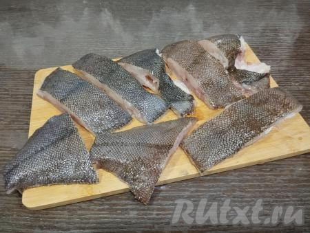 Разрезаем рыбу на порционные кусочки шириной ориентировочно 3-4 сантиметра.&nbsp;