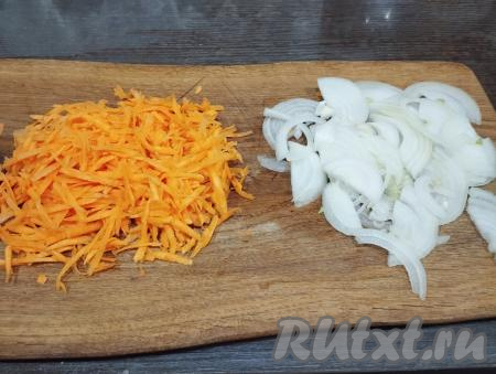 Лук нарезаем на тонкие полукольца. Морковь натираем на крупной тёрке.