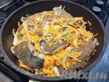 Затем аккуратно перемешиваем кусочки камбалы с овощами.&nbsp;