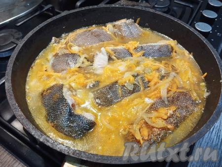 Добавляем 250 миллилитров воды. Вода должна практически полностью покрывать рыбу. Накрываем сковороду крышкой. Доводим воду до кипения, если нужно, досаливаем.&nbsp;Тушим камбалу с луком и морковью на минимальном огне минут 15 (до готовности рыбы).&nbsp;