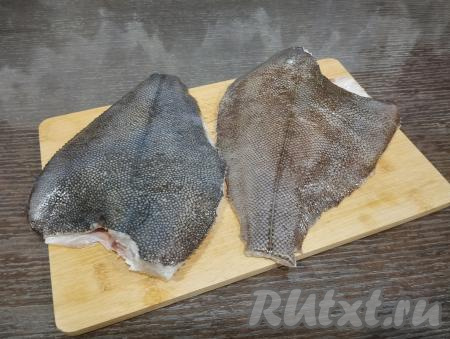 Камбалу моем. Обсушиваем бумажными полотенцами, чтобы рыба не скользила, когда будем её чистить. Аккуратно ножом счищаем чешую от хвоста к голове (если у вас королевская камбала, тогда на ней чешуи нет). Отрезаем хвост и плавники (я отрезаю кухонными ножницами). Потрошим рыбку в районе головы, удаляя чёрную плёнку внутри.